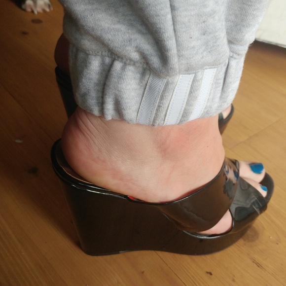 BCBGeneration • Shiny Faux leather black patent wedge sandals 9 - Picture 5 of 8
